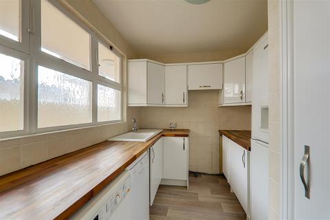 2 bedroom flat for sale, Brighton Road, Lancing, BN15