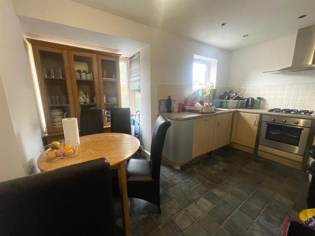 Kitchen 2.jpg