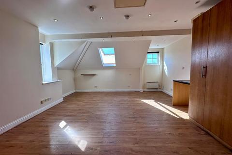 Studio to rent, 139 Church Street, London