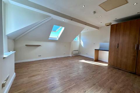 Studio to rent, 139 Church Street, London