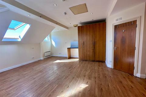 Studio to rent, 139 Church Street, London