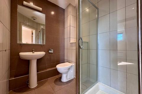 Studio to rent, 139 Church Street, London