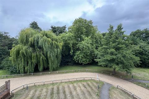 2 bedroom flat for sale, Milford  *No Onward Chain*