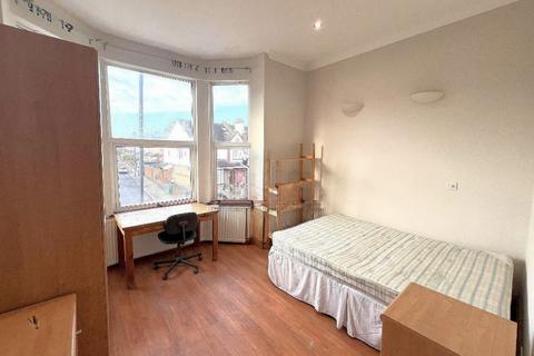 3 bedroom flat for sale, Tooting , London