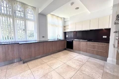 3 bedroom apartment to rent, Royal Connught Drive, Bushey