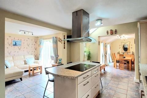 4 bedroom semi-detached house for sale, Northampton Road, Earls Barton, Northamptonshire NN6