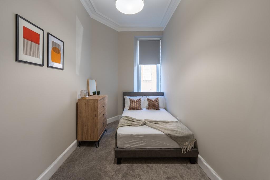 A neat and well-maintained single bedroom featu...