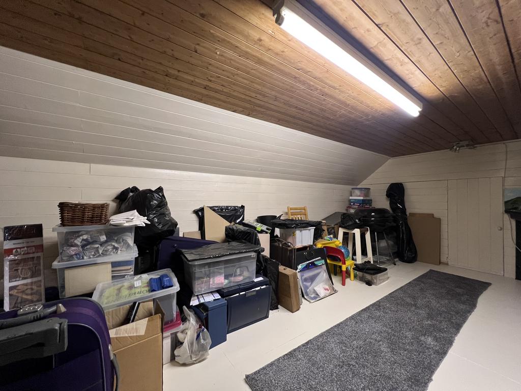 Attic Room/Hobby room