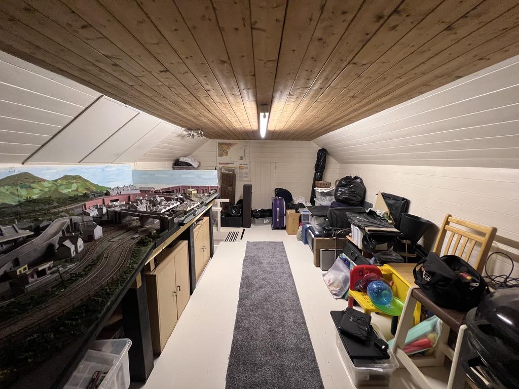 Attic Room/Hobby room