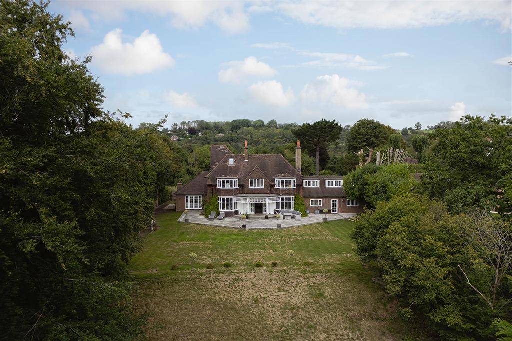 Merstham House Rockshaw Road, Merstham, RH1 6 bed detached house for sale - £1,450,000