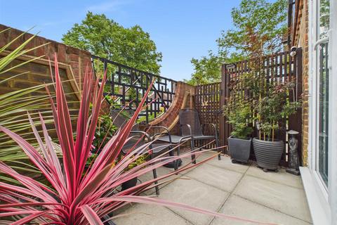 14 Yeend Close, West Molesey, KT8 2NY