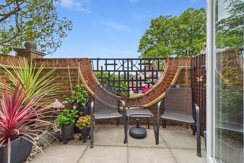 14 Yeend Close, West Molesey, KT8 2NY