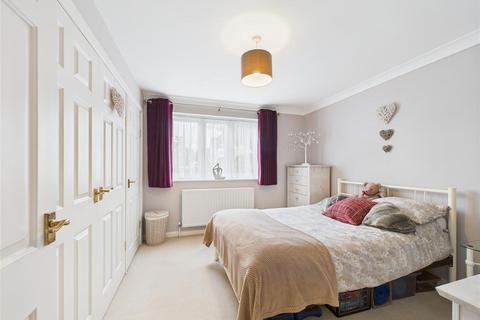 14 Yeend Close, West Molesey, KT8 2NY