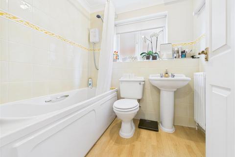 14 Yeend Close, West Molesey, KT8 2NY