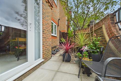 14 Yeend Close, West Molesey, KT8 2NY