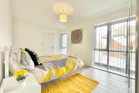 2 bedroom flat to rent, 74 Higham Hill Road, London E17