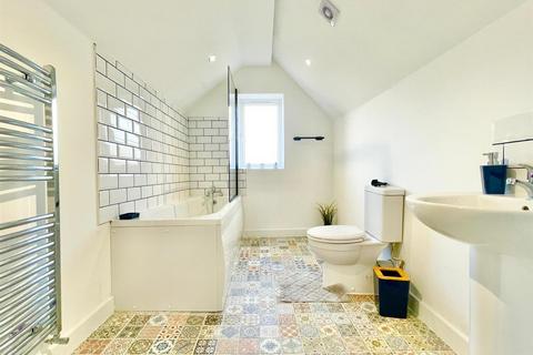 2 bedroom flat to rent, 74 Higham Hill Road, London E17