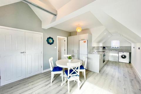 2 bedroom flat to rent, 74 Higham Hill Road, London E17