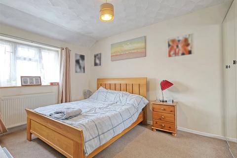 24 Olivers Crescent, Great Wakering, Southend-on-sea, SS3 0ES