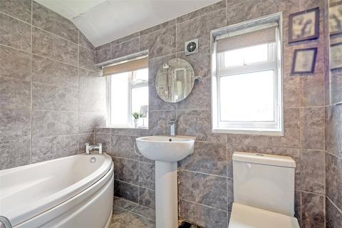 24 Olivers Crescent, Great Wakering, Southend-on-sea, SS3 0ES
