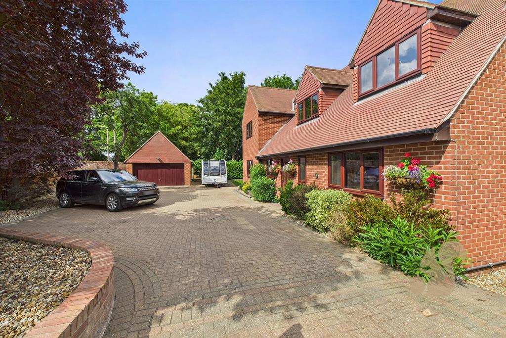 CAM03877 G0-PR0233-STILL039.jpg