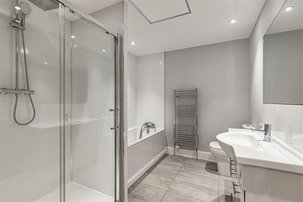 Maybury Farm, The Pool House, Bath/Shower Roomll F