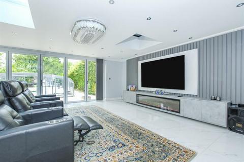 4 bedroom detached house for sale, Frays Avenue, West Drayton UB7