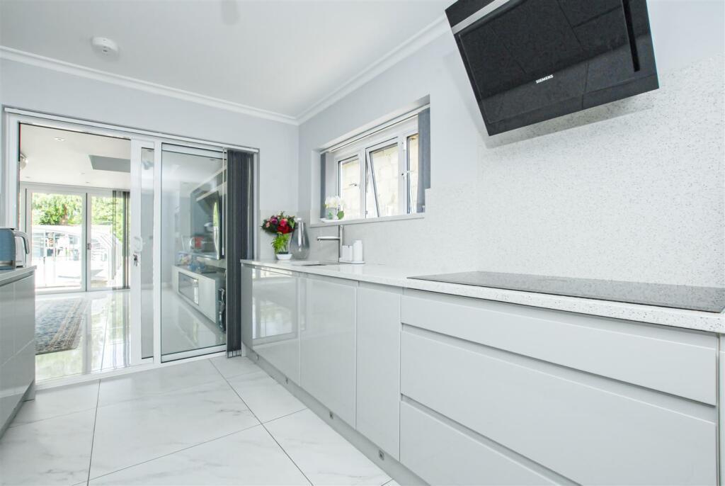 Kitchen 1.jpg
