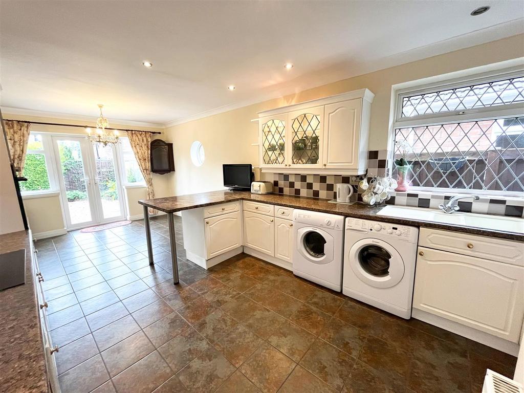Clay Lane, Handforth, Wilmslow 2 bed bungalow to rent - £1,650 pcm (£ ...