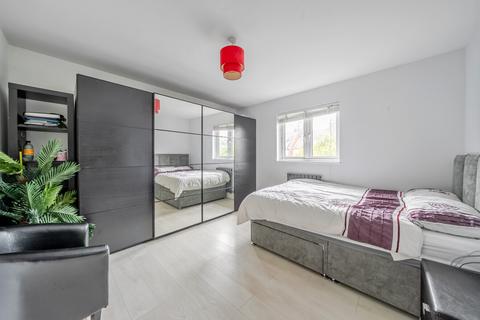 2 Proctor Close, Mitcham, CR4 2GX