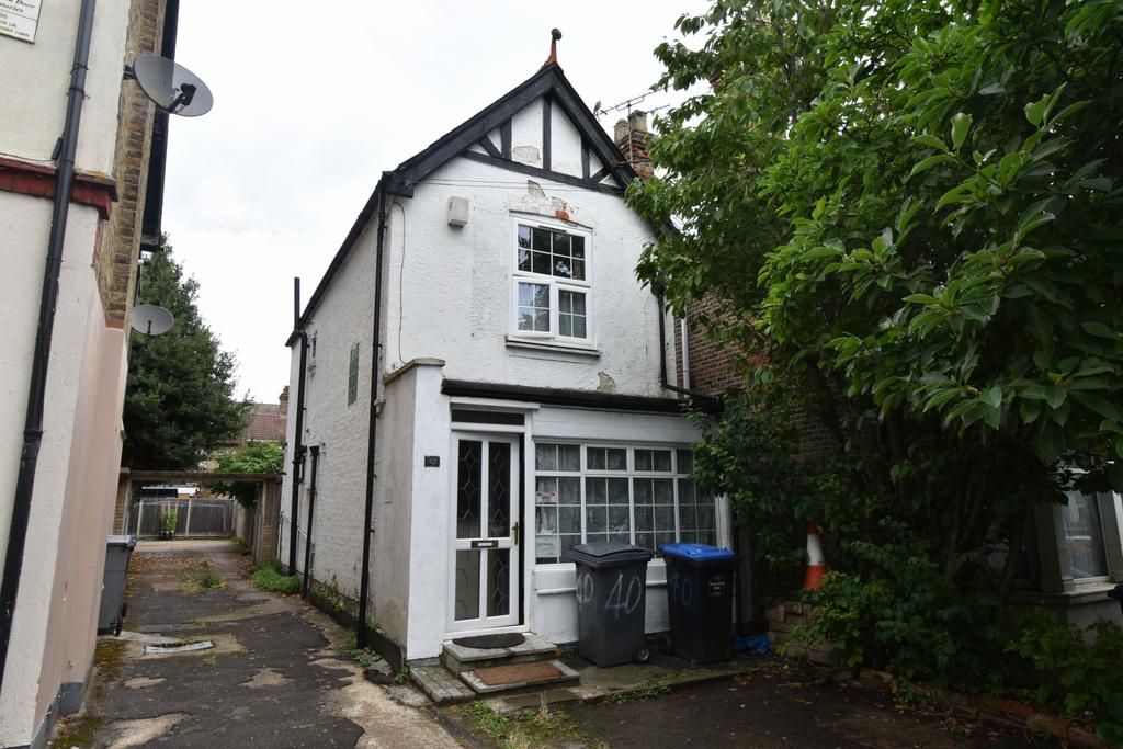 Spacious 2-Bed Detached House with Garden & Parki