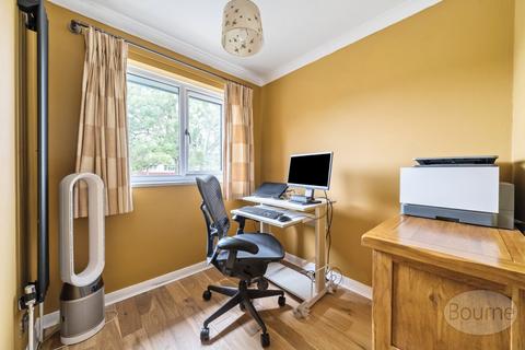 10 Regan Close, Guildford, GU2 9RA