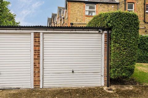 2 Topiary Square, Richmond, TW9 2DB