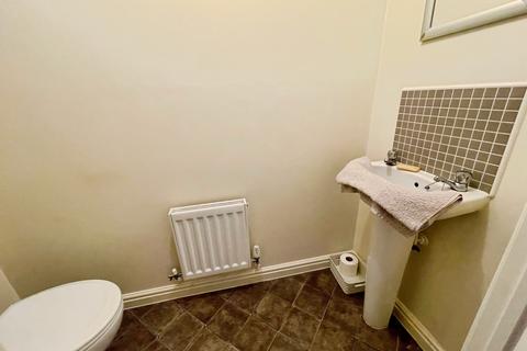3 bedroom townhouse for sale, Clough Drive, Burton-on-Trent, DE14
