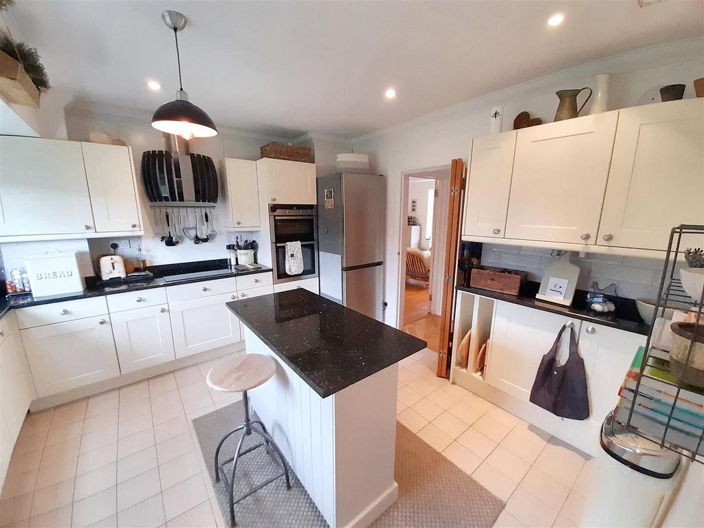Kitchen 1 new.jpg