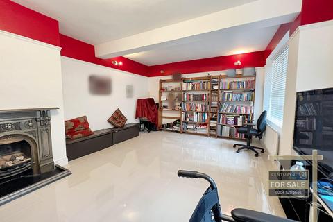 166 Twickenham Road, Hanworth, Feltham, TW13 6HD