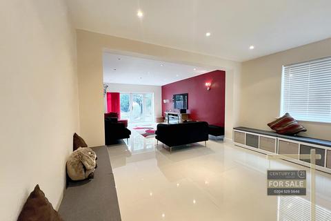 166 Twickenham Road, Hanworth, Feltham, TW13 6HD
