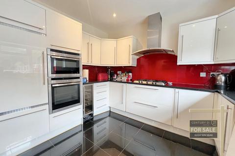 166 Twickenham Road, Hanworth, Feltham, TW13 6HD
