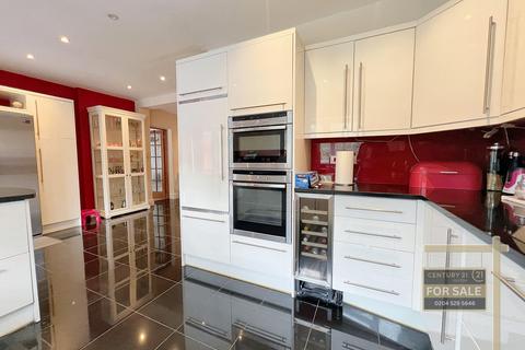 166 Twickenham Road, Hanworth, Feltham, TW13 6HD