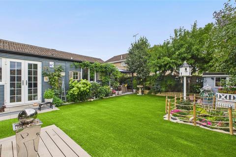 6 Clearsprings, Lightwater, GU18 5YJ