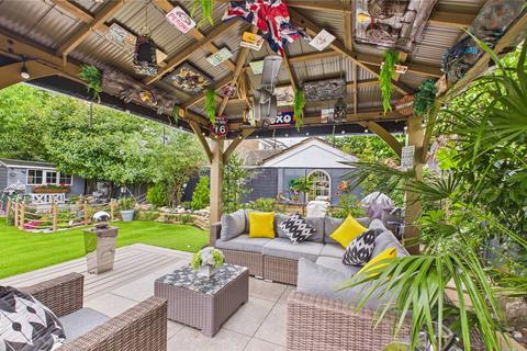 6 Clearsprings, Lightwater, GU18 5YJ