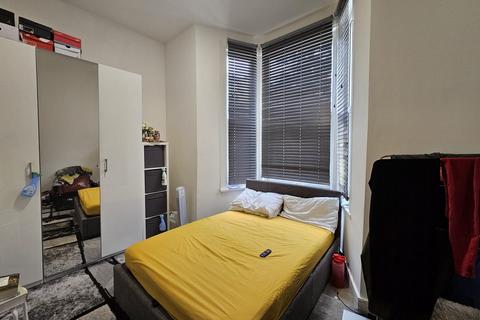 2 bedroom flat to rent, Belvedere Road, London, SE19 2HW