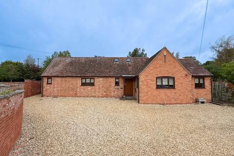 3 bedroom detached bungalow to rent, Froglands Lane, Cleeve Prior WR11