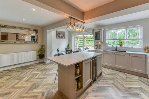 14 Sandringham Road, Wombourne, Wolverhampton, WV5 8EF