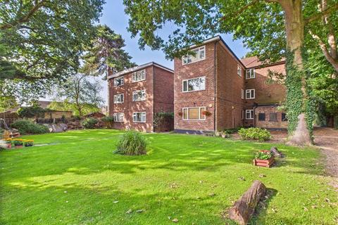 15, Lincoln Court Buckingham Road, Hampton, TW12 3JZ