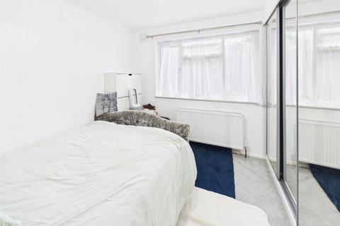 15, Lincoln Court Buckingham Road, Hampton, TW12 3JZ