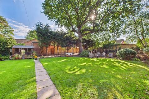 15, Lincoln Court Buckingham Road, Hampton, TW12 3JZ