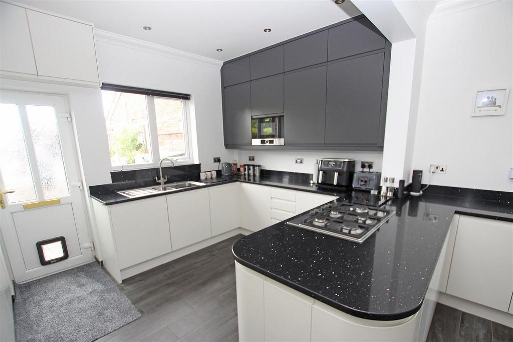 Kitchen b.jpg