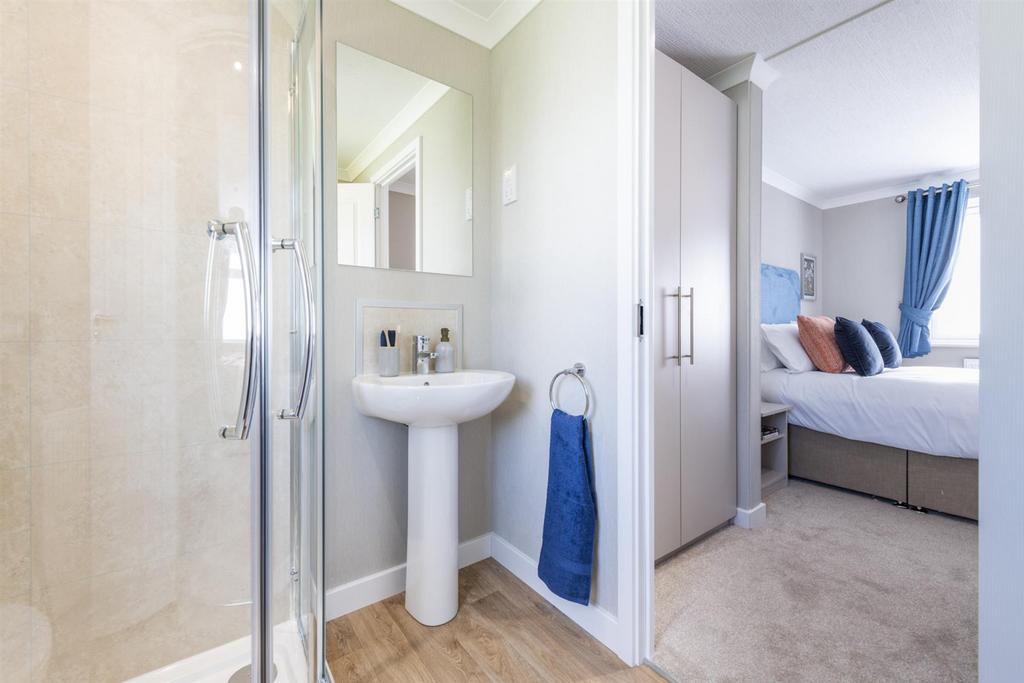 Omar-Westbury-En-Suite1-scaled.jpg