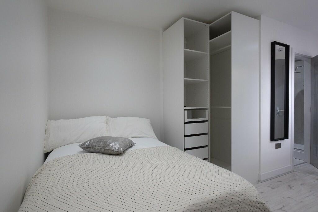 A cozy and well-maintained single bedroom featu...